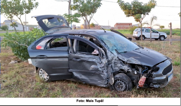 Condutor fica ferido após perder controle da direção, bater em poste de iluminação pública e árvores, em Tupã