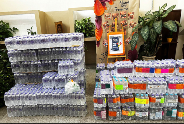 Campanha da escola José Firpo arrecada 1.820 litros de água potável para o Rio Grande do Sul