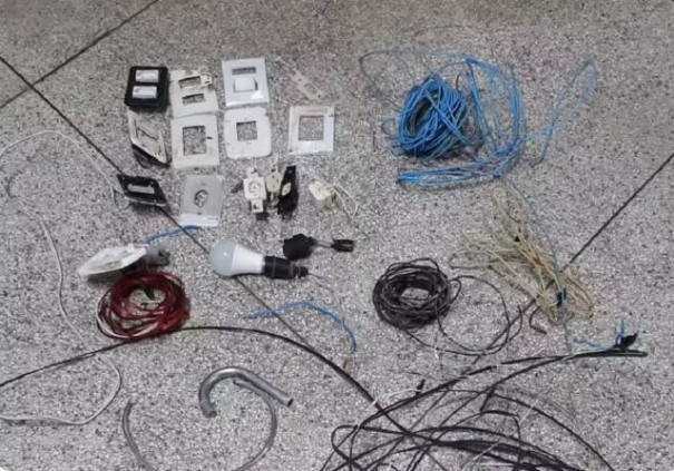 Dupla invade residência e acaba presa após tentar furtar 50 metros de fios elétricos, em Pres. Prudente