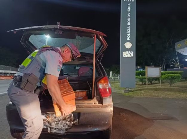 Motorista com bebê no carro é preso suspeito de tráfico de drogas na Rodovia Raposo Tavares