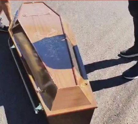CaixÃ£o cai de carro funerÃ¡rio em cruzamento de avenidas em Presidente Prudente