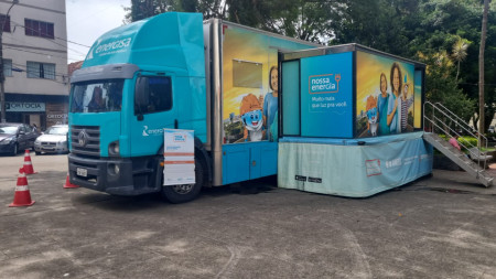 Unidade mÃ³vel do Nossa Energia chega a ParapuÃ£ para troca de lÃ¢mpadas e orientaÃ§Ãµes Ã  comunidade