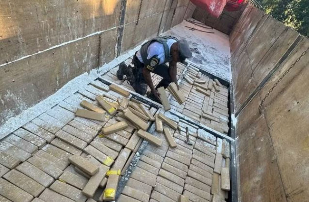 Fiscalização policial apreende mais de uma tonelada de maconha em fundo falso de semirreboque, em Mirante do Paranapanema