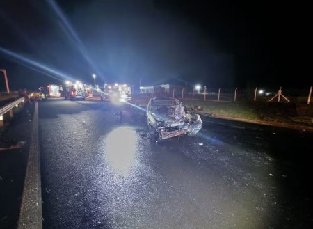 Carro pega fogo apÃ³s colisÃ£o e deixa cinco pessoas feridas na Rodovia Assis Chateaubriand