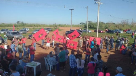 Manifestantes protestam contra mudanÃ§a de nome de assentamento de Che Guevara para IrmÃ£ Dulce, em Mirante do Paranapanema
