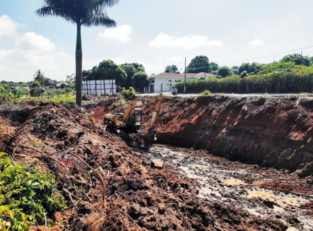 PARAPUÃ: Obras de canalizaÃ§Ã£o do cÃ³rrego entre as ruas VitÃ³ria e NiterÃ³i