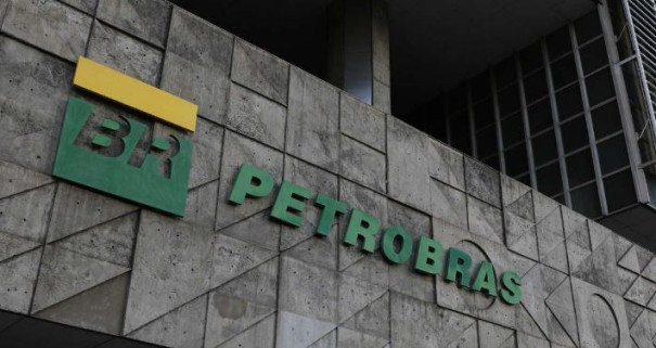 Ações da Petrobras despencam 6% após demissão de Prates; dólar fecha em alta