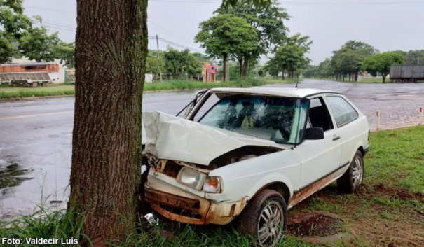 Após pneu estourar, carro colide em árvore em Bastos