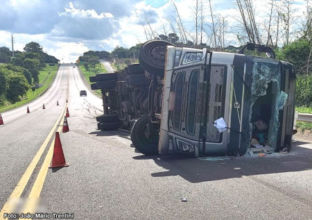 Motorista sofre ferimentos apÃ³s carreta tombar na SP-294, em TupÃ£