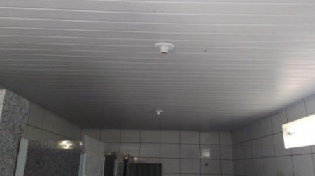 VÃ¢ndalos invadem sanitÃ¡rios no Parque Abel Rebollo Garcia furtam lÃ¢mpadas e danificam cadeados