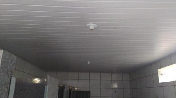 Vândalos invadem sanitários no Parque Abel Rebollo Garcia furtam lâmpadas e danificam cadeados