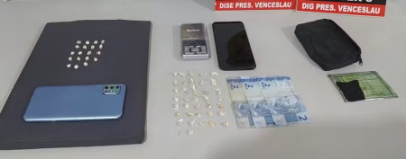 Dupla Ã© presa durante operaÃ§Ã£o policial com mais de 25 pedras de crack, em Presidente Venceslau