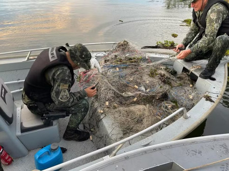 PolÃ­cia Ambiental apreende 1,2 mil metros de redes de pesca no Rio ParanÃ¡, em PaulicÃ©ia