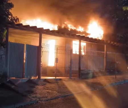Casa de madeira Ã© completamente destruÃ­da por incÃªndio durante a madrugada, na Vila Comercial