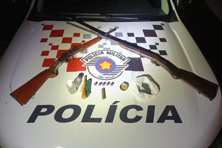 Homem de 44 anos Ã© preso por posse ilegal de arma de fogo com duas espingardas, em Pacaembu