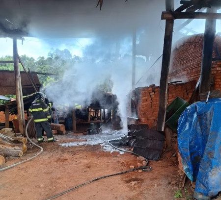 IncÃªndio danifica parte do telhado de olaria, em MartinÃ³polis
