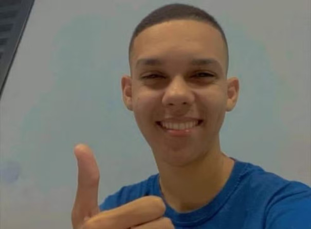 Jovem morre após empinar motocicleta, perder o controle da direção e colidir contra poste de iluminação, em Pres. Prudente