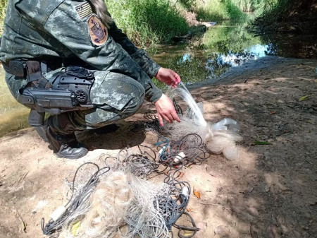 PolÃ­cia Ambiental apreende 25 metros de redes de pesca proibidas no Rio do Peixe, em MariÃ¡polis