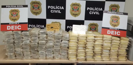 Homem Ã© preso apÃ³s ser flagrado com quase 160 tijolos de cocaÃ­na em barracÃ£o de funilaria