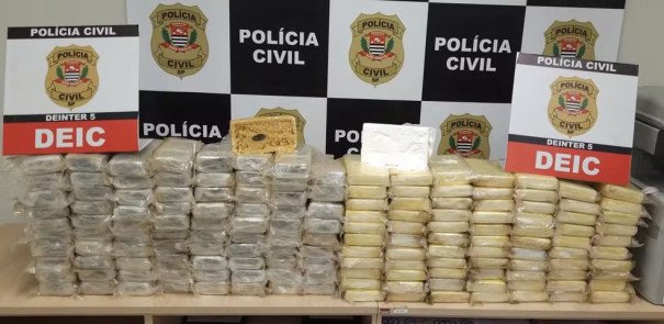 Homem é preso após ser flagrado com quase 160 tijolos de cocaína em barracão de funilaria