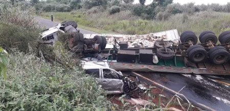 ColisÃ£o frontal entre caminhÃ£o e carro mata homem de 67 anos na Rodovia Arlindo BÃ©ttio, em Rosana