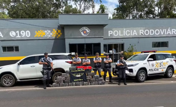 Motorista desobedece sinal de parada da polícia e abandona carro com meia tonelada de maconha em matagal, em Regente Feijó