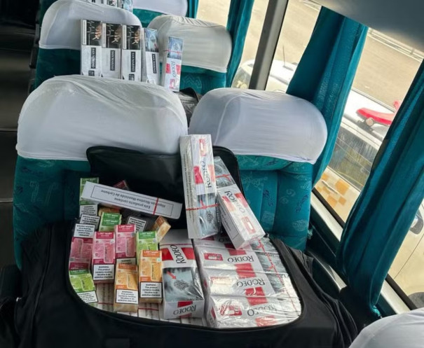Passageiro de ônibus é preso após ser flagrado com 8 mil maços de cigarros contrabandeados, em Presidente Epitácio