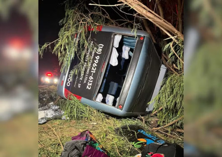 TrÃªs pessoas morrem e 19 ficam feridas apÃ³s micro-Ã´nibus tombar no interior do PR