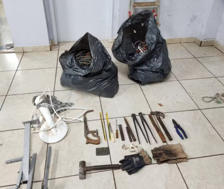 Homem Ã© flagrado por PM de folga com 15 kg de fios elÃ©tricos furtados e acaba preso, em Pres. Prudente