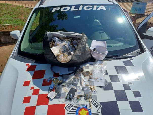 Polícia Militar de Osvaldo Cruz prende autor do furto a joalheria e recupera os objetos subtraídos.