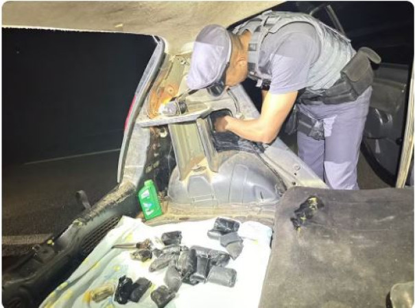 Homem é preso após transportar 11 kg de haxixe em fundo falso na lataria de veículo, em Rancharia