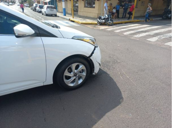 Acidente entre carro e moto no centro de Osvaldo Cruz na manhã desta quinta-feira (14) deixa uma pessoa ferida