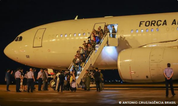 Mais um voo da FAB com 237 repatriados do Líbano chega a SP