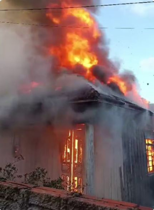 Incêndio de grandes proporções destrói casa de madeira, em Lucélia