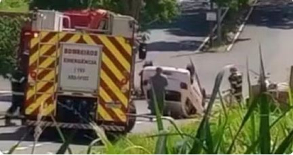 Carro capota após motorista desviar de moto e colidir contra pilha de tijolos na Avenida Paulo Marcondes, em Pres. Prudente