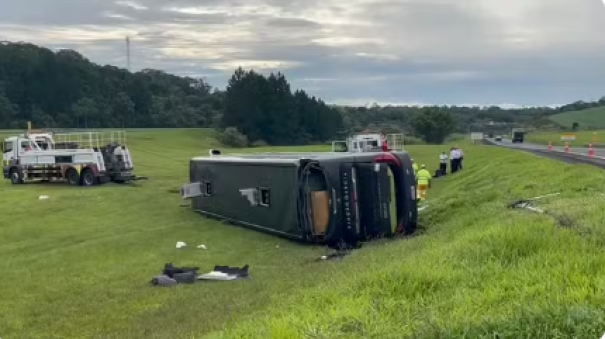 Ônibus de dois andares com 34 pessoas tomba em rodovia no interior de SP