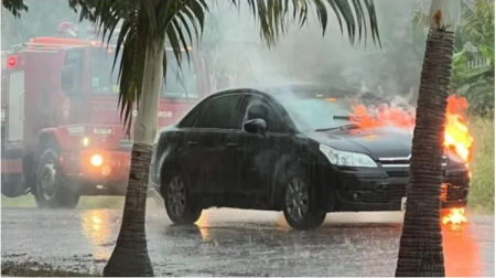 Carro da prefeitura de Adamantina pega fogo 