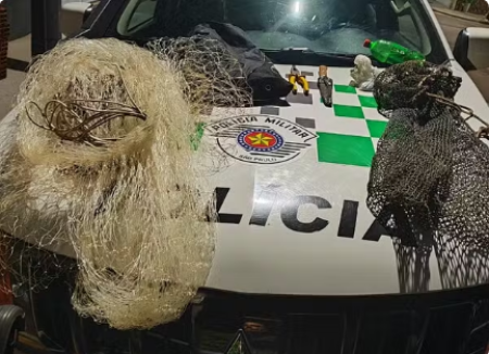 Ao pescar com tarrafa, dupla tenta fugir nadando pelo Rio do Peixe e recebe multa de R$ 4 mil