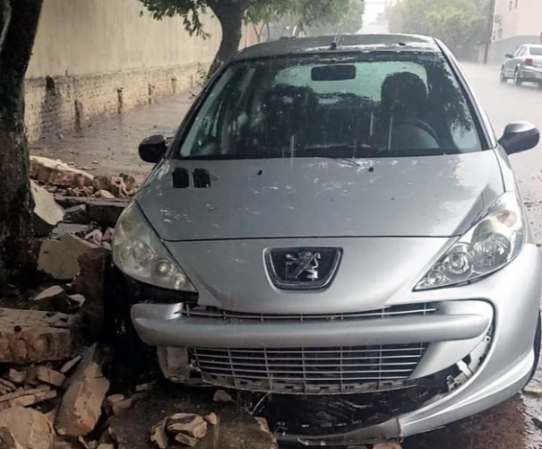 Muro de escola desaba e atinge veículo em Lucélia