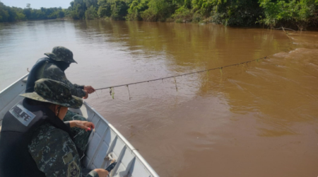Piracema: redes, espinhÃ©is e anzÃ³is de galho sÃ£o apreendidos no rio AguapeÃ­ em FlÃ³rida Paulista