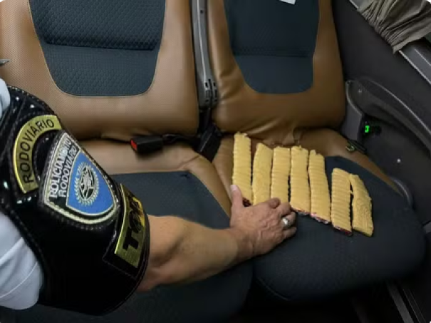 Passageiro boliviano é preso com mais de 100 cápsulas de cocaína em ônibus, em Regente Feijó