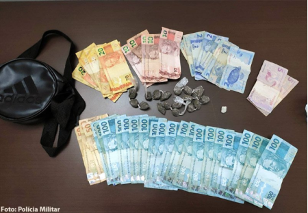 Motociclista Ã© preso com maconha e R$ 2.248,00 em dinheiro, em Bastos
