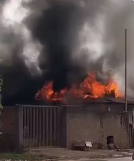 IncÃªndio destrÃ³i casa de madeira no Jardim Bela Vista, em Ãlvares Machado