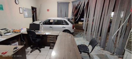 Carro invade loja na Avenida Brasil em Osvaldo Cruz