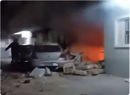 Vazamento de gÃ¡s em kitnet causa explosÃ£o, derruba parede sobre carros e deixa jovem em estado grave, em Presidente Prudente