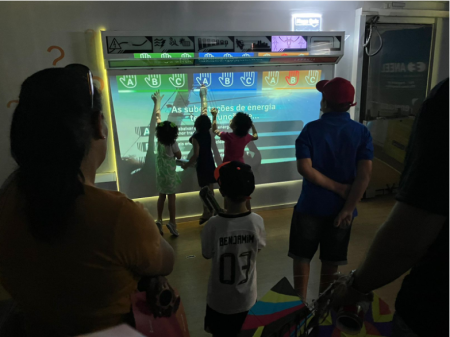 AlÃ©m de levar conhecimento, unidade mÃ³vel da Energisa realiza troca de lÃ¢mpadas e sorteio de geladeiras em MartinÃ³polis