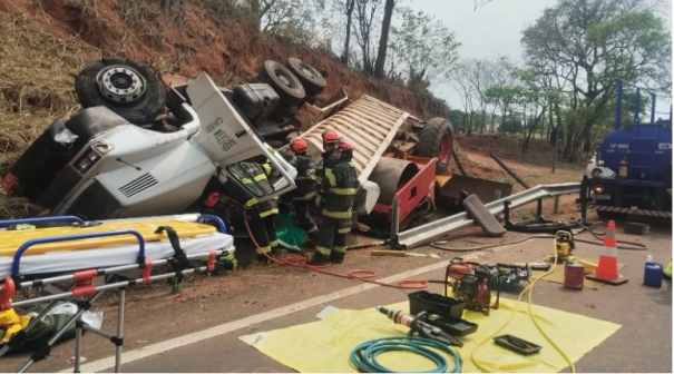 Caminhão caçamba tomba na SP-294, em Parapuã 