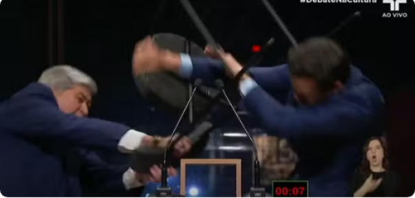 Datena agride Pablo Marçal com cadeirada durante debate em São Paulo