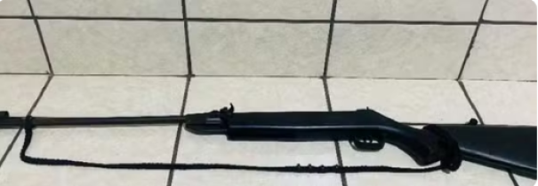 Homem é preso por posse ilegal de arma de fogo após filho ser atingido por 