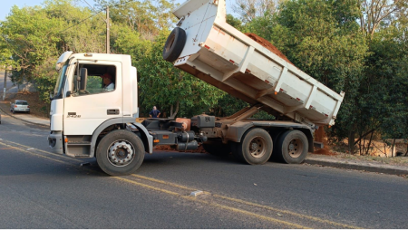 Obra de contenÃ§Ã£o de erosÃ£o interdita a Avenida Prefeito Waldemar de Oliveira Lima em OC